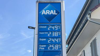 Für Diesel und Benzin müssen Verbraucher momentan deutlich mehr zahlen.