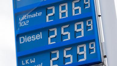 Diesel ist in Deutschland so teuer wie nie zuvor. Am Mittwoch kostete ein Liter im bundesweiten Tagesdurchschnitt 2,453 Euro und übertraf damit den bisherigen Rekord aus dem April.