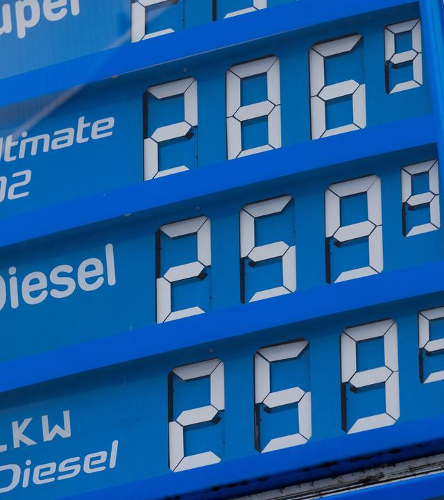 Diesel ist in Deutschland so teuer wie nie zuvor. Am Mittwoch kostete ein Liter im bundesweiten Tagesdurchschnitt 2,453 Euro und übertraf damit den bisherigen Rekord aus dem April.