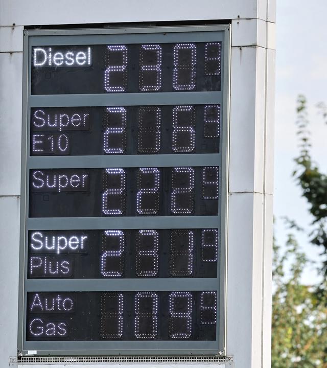 Die Energiesteuer auf Benzin und Diesel wird um rund 14 Cent je Liter gesenkt. Mit Mehrwertsteuer ergibt sich nach Angaben der Bundesregierung eine Entlastung von bis zu 17 Cent pro Liter.