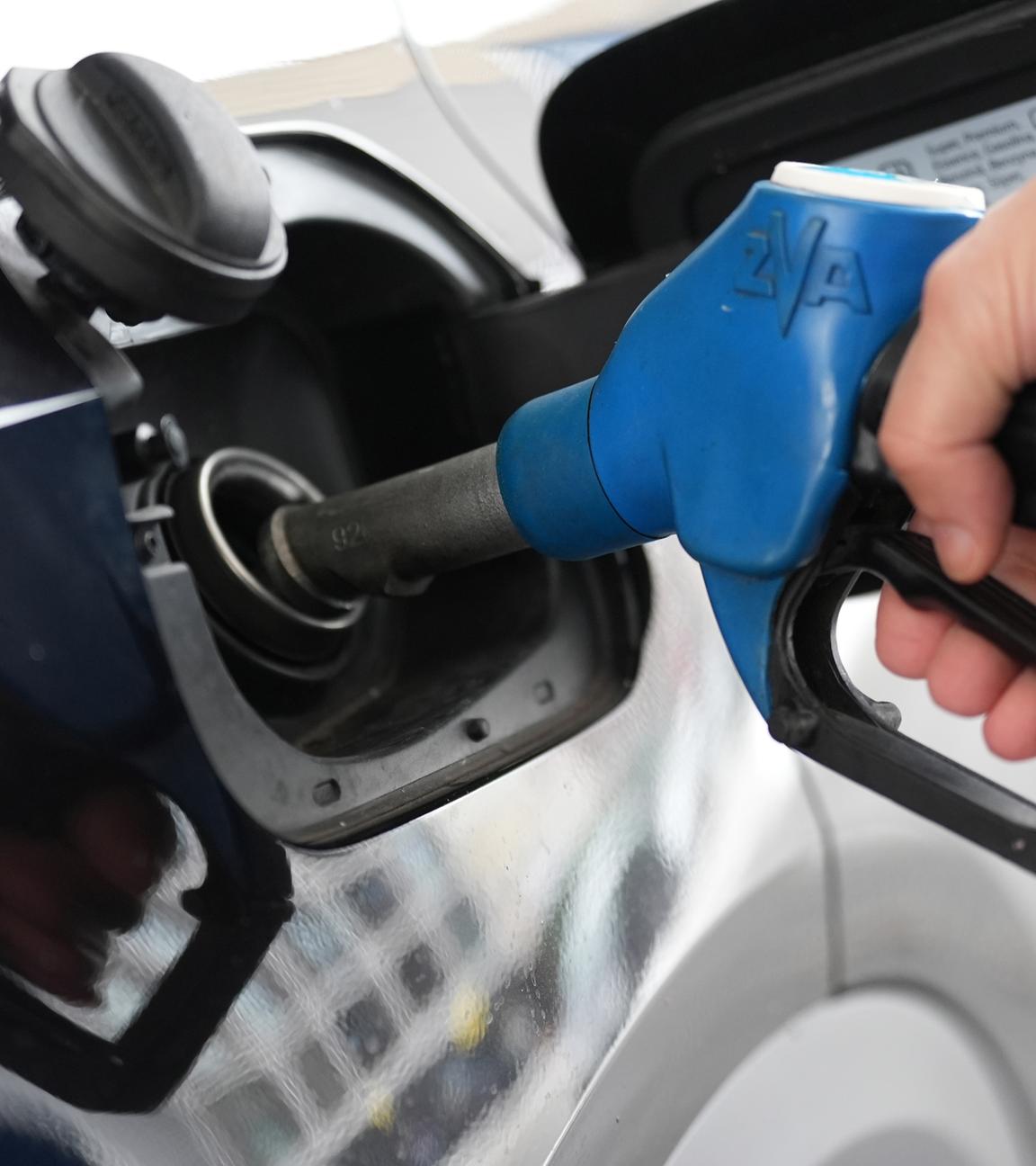 Hamburg: Ein Mann tankt an einer Tankstelle ein Auto.