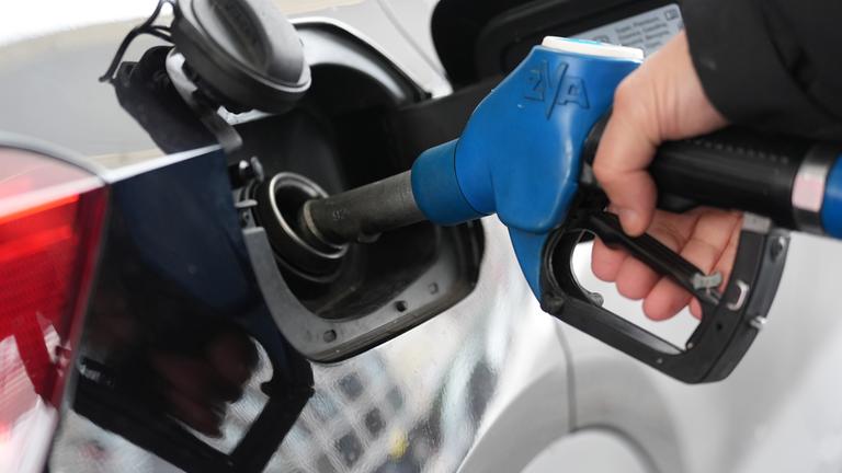 Hamburg: Ein Mann tankt an einer Tankstelle ein Auto.