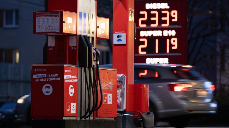 Eine Preistafel zeigt an einer Tankstelle die Benzin- und Dieselpreise an.