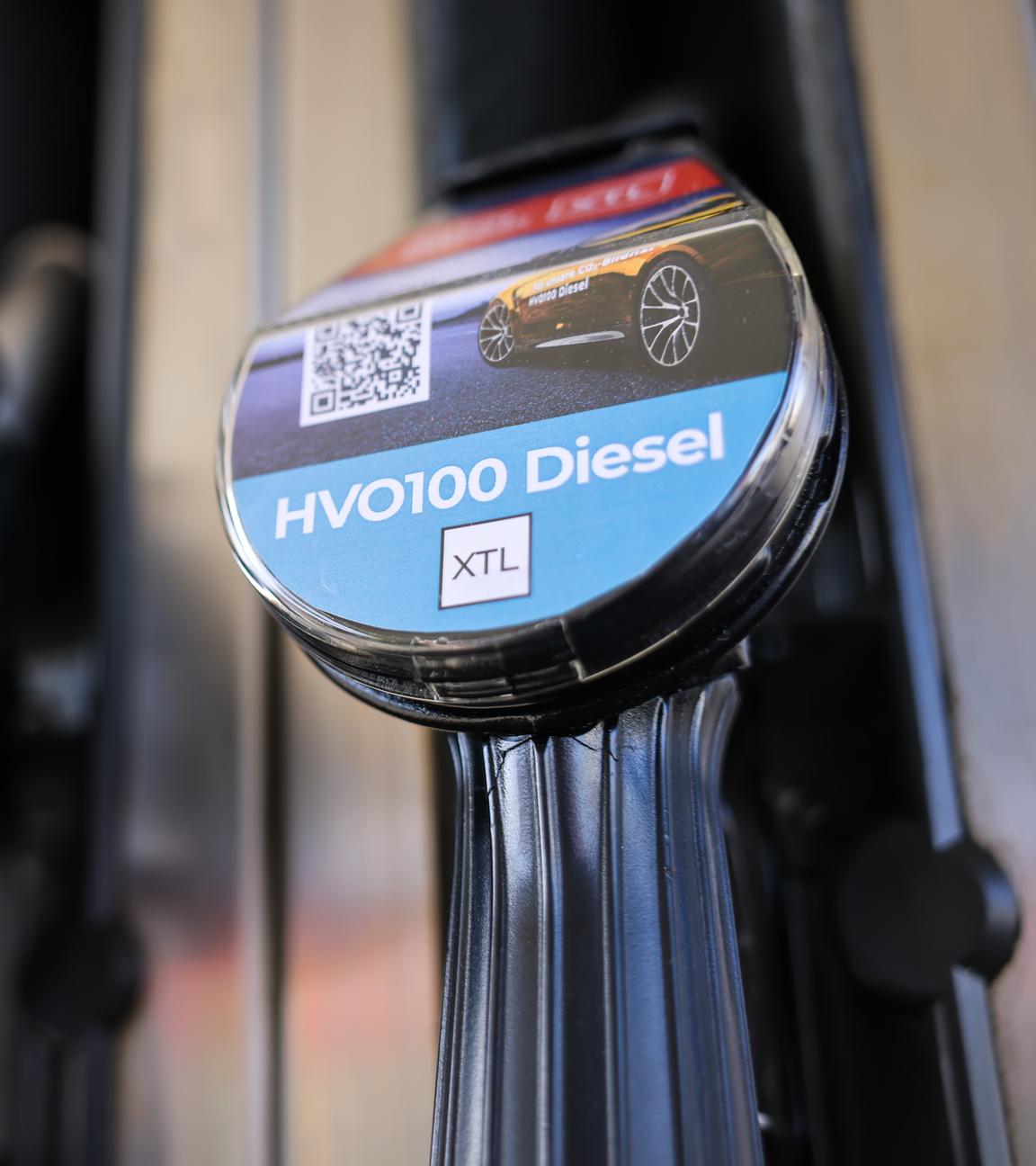 Eine Zapfsäule für HVO100 Diesel und Superbenzin an einer Tankstelle von Nordoel in Hamburg.