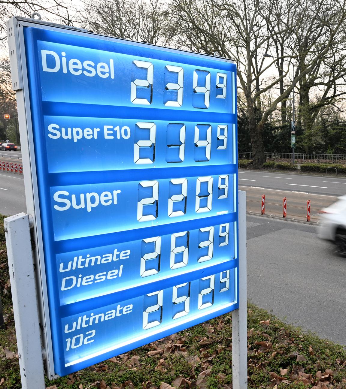 Hessen, Frankfurt/Main: An Auto fährt am Morgen an der Preisanzeige einer Tankstelle vorbei.
