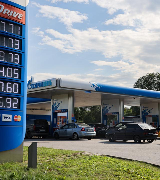 Eine Tankstelle in Moskau, vor der sich eine Schlange von Autos gebildet hat.