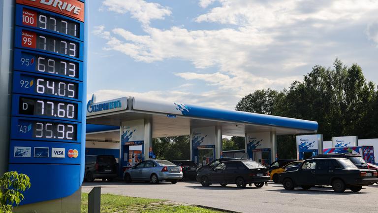 Eine Tankstelle in Moskau, vor der sich eine Schlange von Autos gebildet hat.