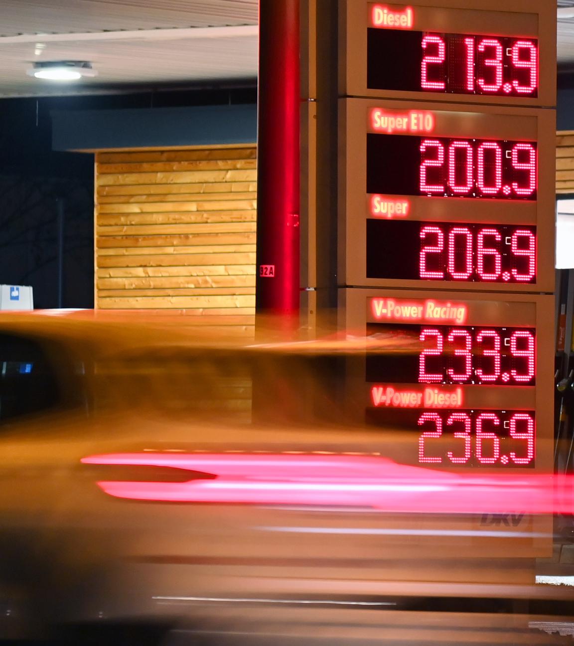 Bayern, München: Spritpreise auf einer Anzeigetafel.