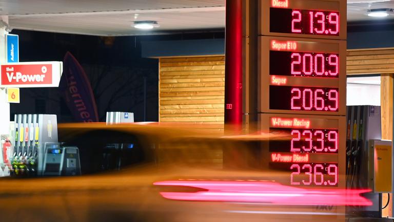 Bayern, München: Spritpreise auf einer Anzeigetafel.