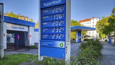Preistafel an einer Aral-Tankstelle am Morgen des 1. Mai in Berlin.