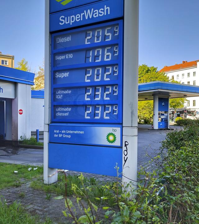 Preistafel an einer Aral-Tankstelle am Morgen des 1. Mai in Berlin.