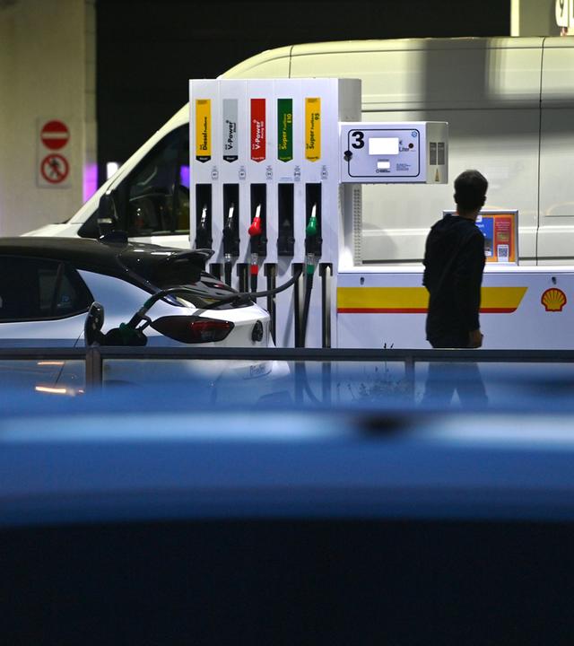 Symbolbild: Tankstelle am Abend 