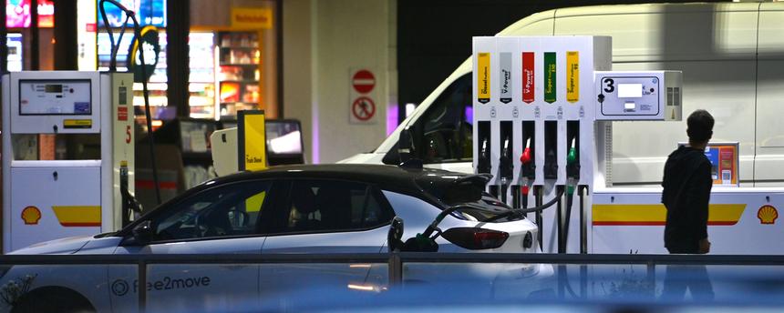 Symbolbild: Tankstelle am Abend 