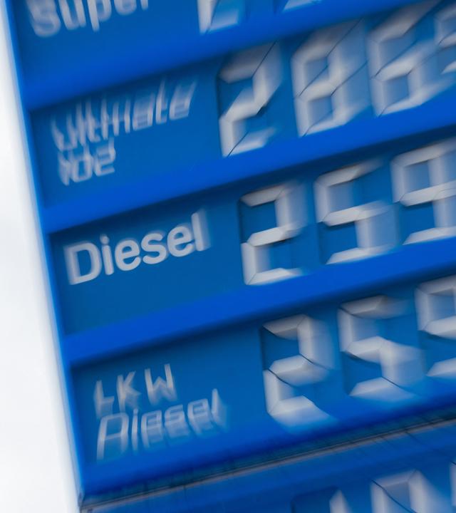 ie aktuellen Kraftstoffpreise werden an der Anzeigetafel einer Tankstelle angezeigt. Diesel ist in Deutschland so teuer wie nie zuvor.