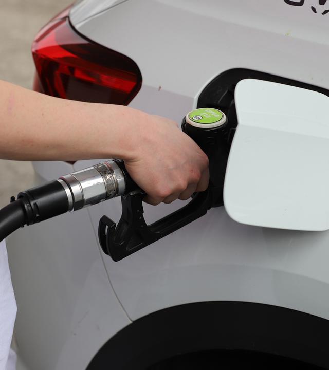 Köln, Tankstelle: Eine Frau tankt Super in ihr Fahrzeug.
