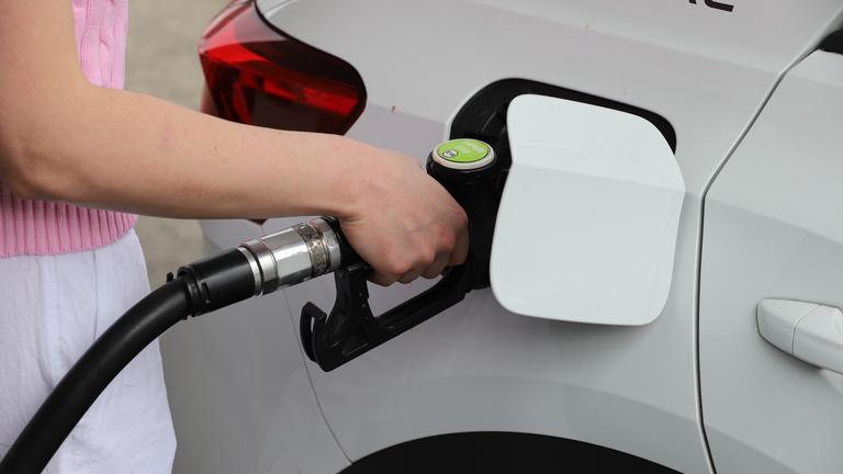 Köln, Tankstelle: Eine Frau tankt Super in ihr Fahrzeug.