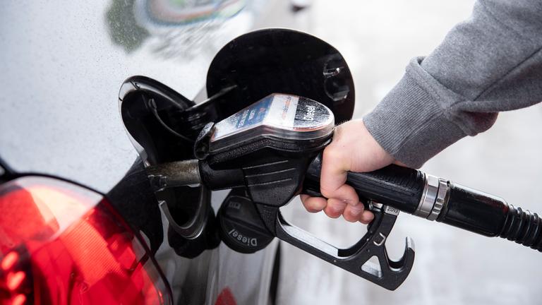 Ein Autofahrer steckt an einer Tankstelle einen Diesel-Zapfhahn in die Tanköffnung seines Fahrzeugs.