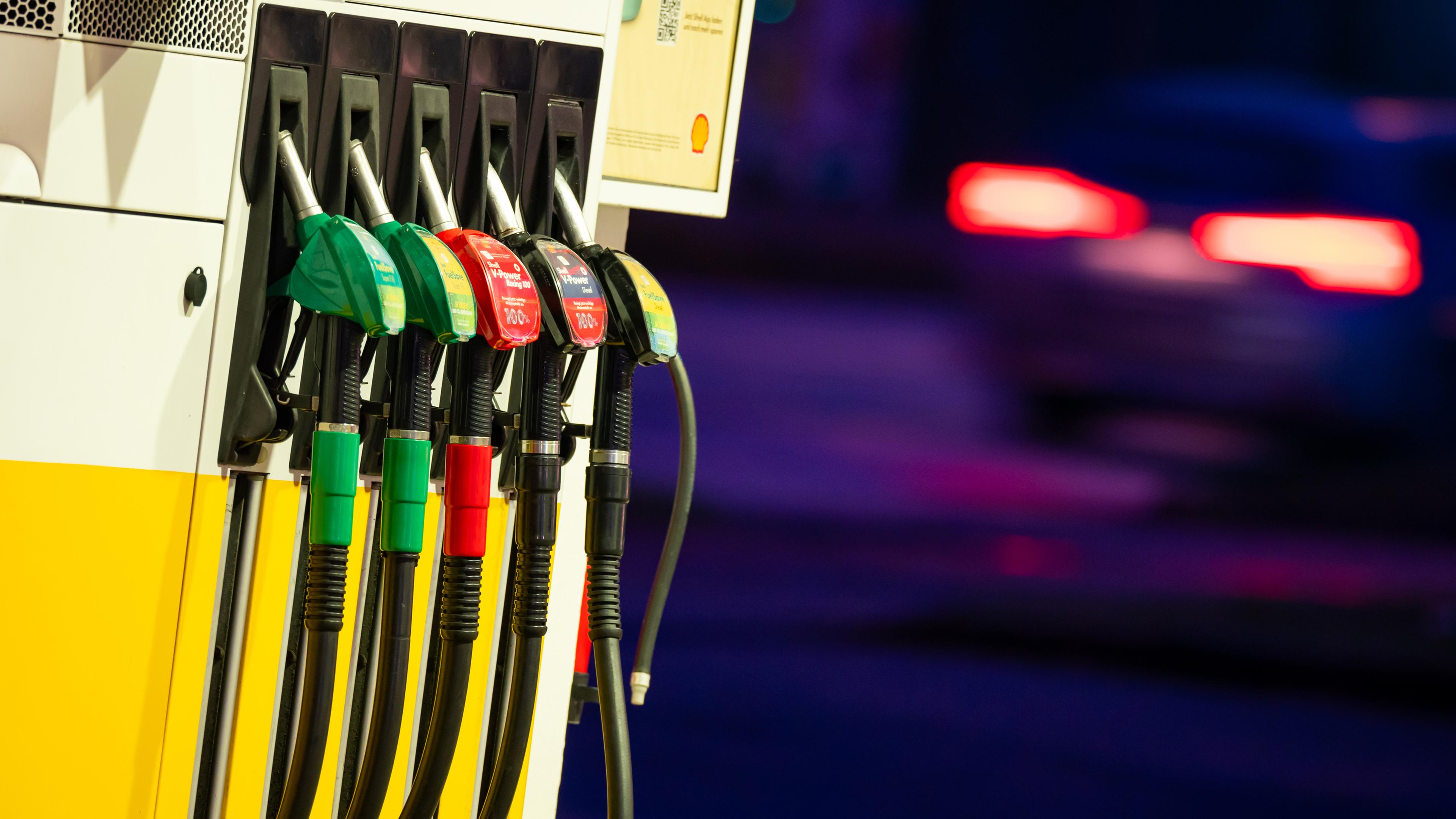 Zapfsäule und Rücklichter eines Autos