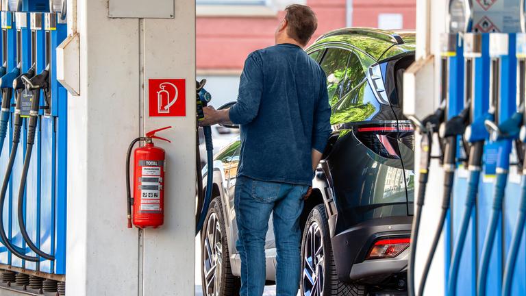 Ein Autofahrer tankt an einer Tankstelle