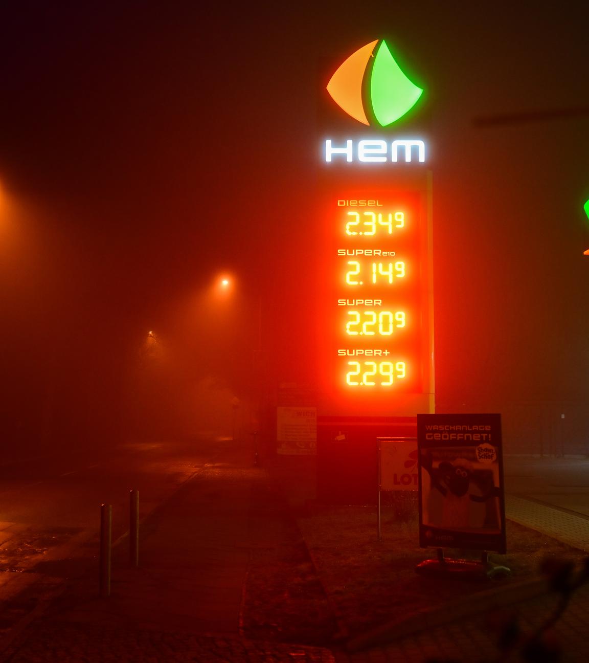 01.04.2026, Berlin: Die Preise für Diesel und Benzin sind an einer Tankstelle zu sehen.