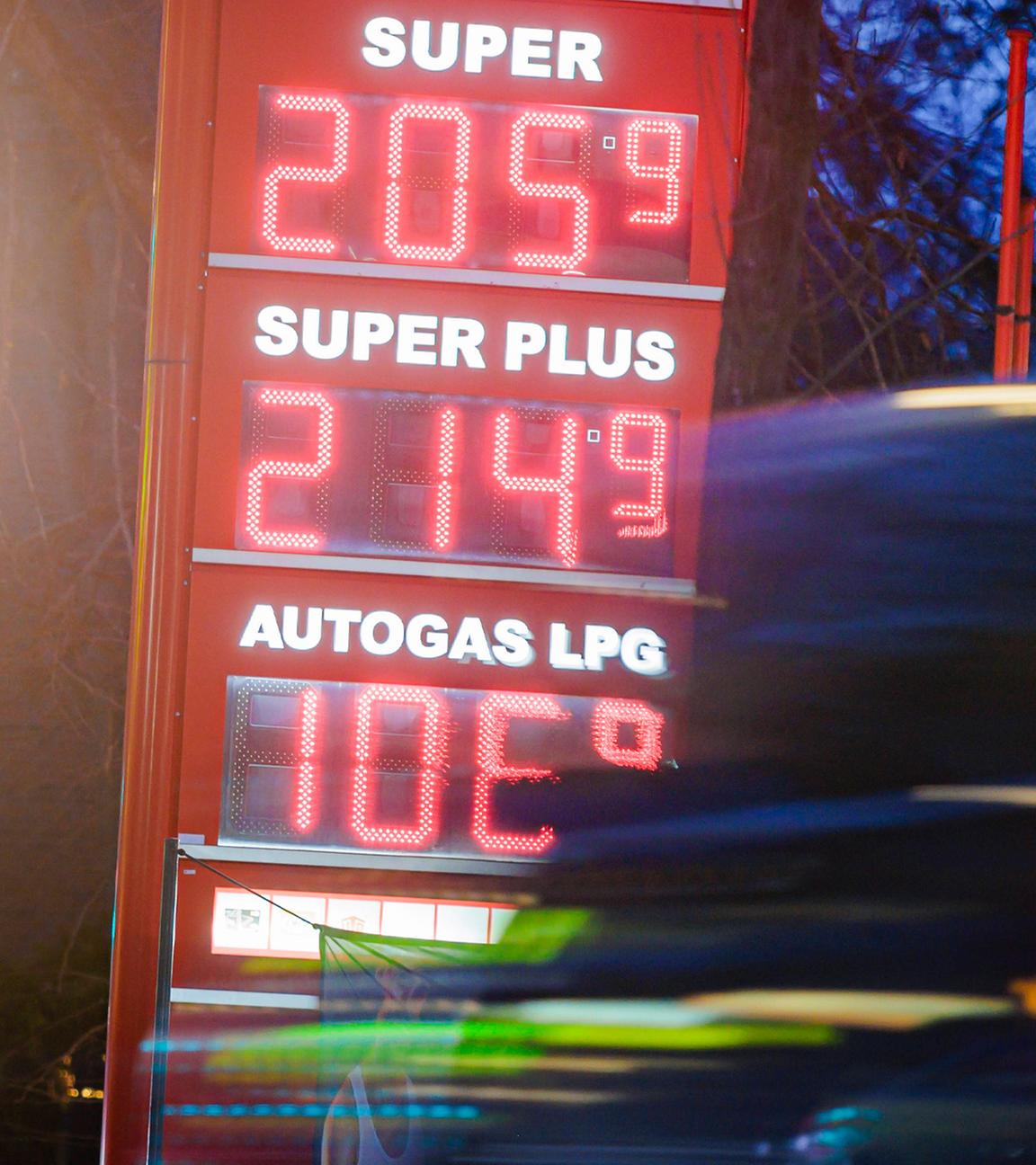 Eine Anzeigetafel mit Preisen für Kraftstoff steht an einer Tankstelle zur blauen Stunde. Berlin am 11.03.2026.