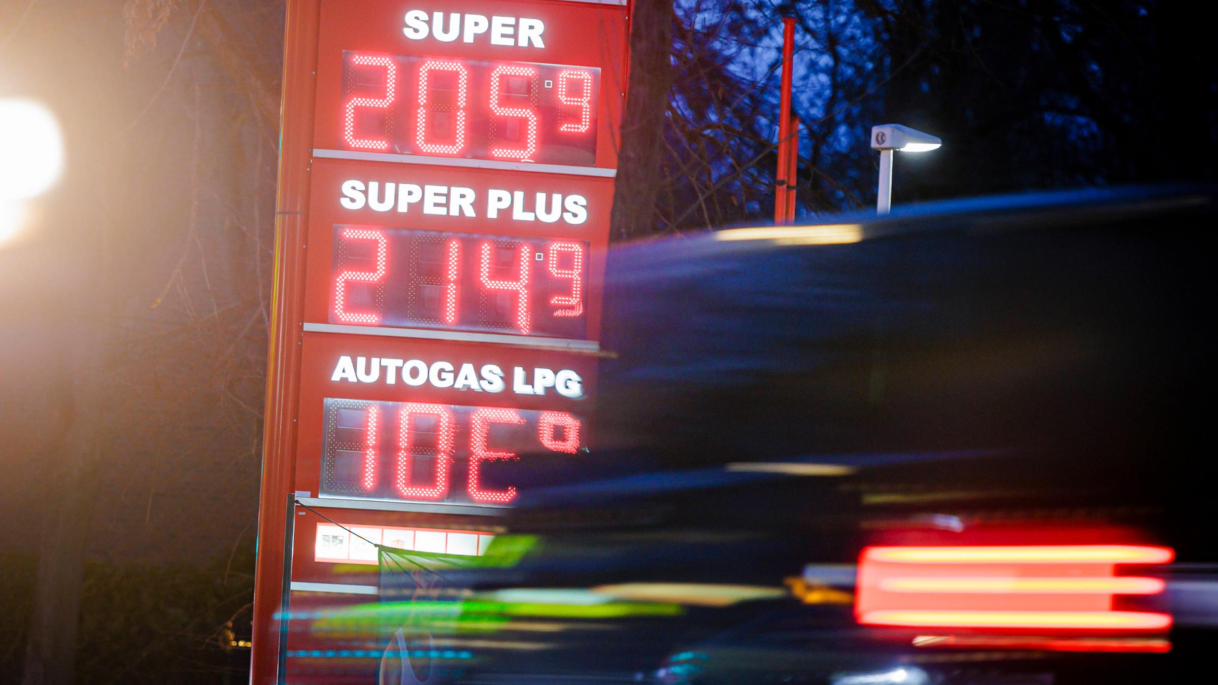 Eine Anzeigetafel mit Preisen für Kraftstoff steht an einer Tankstelle zur blauen Stunde. Berlin am 11.03.2026.