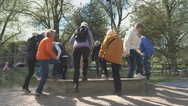 Seniorinnen machen gemeinsam Sport im Freien