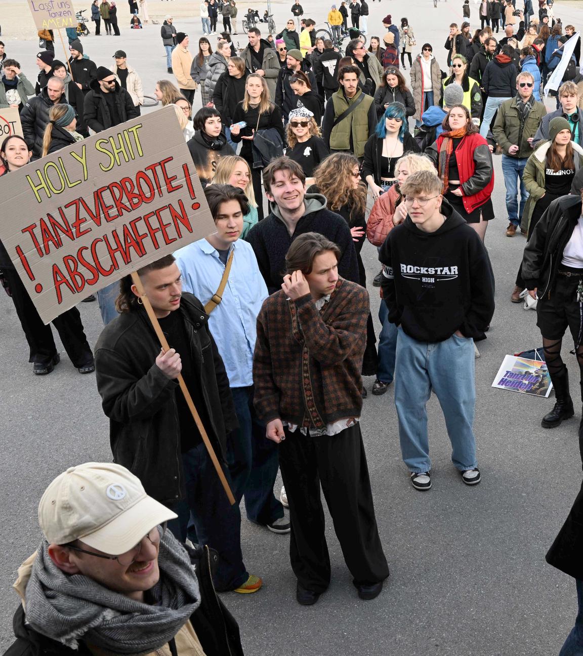 Teilnehmer tanzen bei der Demo gegen das Tanzverbot an Stillen Tagen vor der Bavaria auf der Theresienwiese.