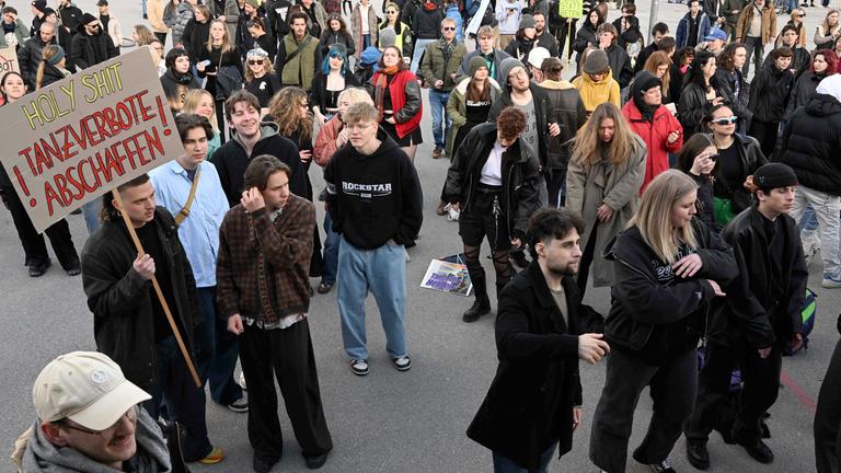 Teilnehmer tanzen bei der Demo gegen das Tanzverbot an Stillen Tagen vor der Bavaria auf der Theresienwiese.