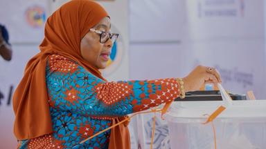 Die tansanische Präsidentin Samia Suluhu Hassan gibt ihre Stimme bei den Parlamentswahlen im Wahllokal Chamwino in Dodoma, Tansania, ab.