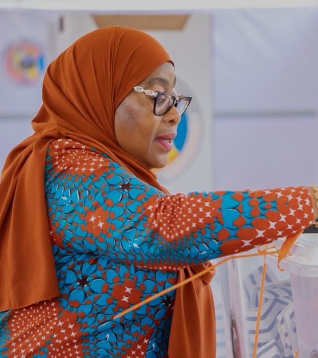 Die tansanische Präsidentin Samia Suluhu Hassan gibt ihre Stimme bei den Parlamentswahlen im Wahllokal Chamwino in Dodoma, Tansania, ab.
