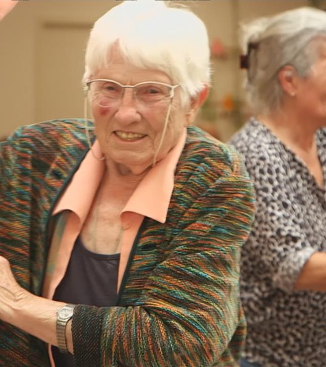 Seniorin tanzt im einem Senioren im Altenheim.