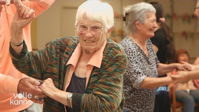 Seniorin tanzt im einem Senioren im Altenheim.