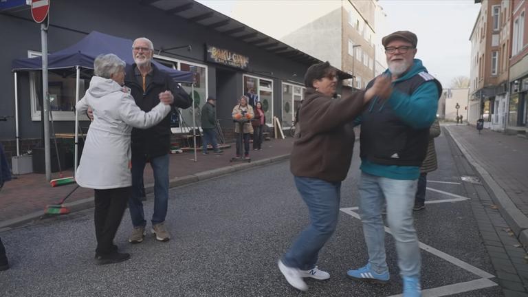 tanzende Menschen in Neumünster