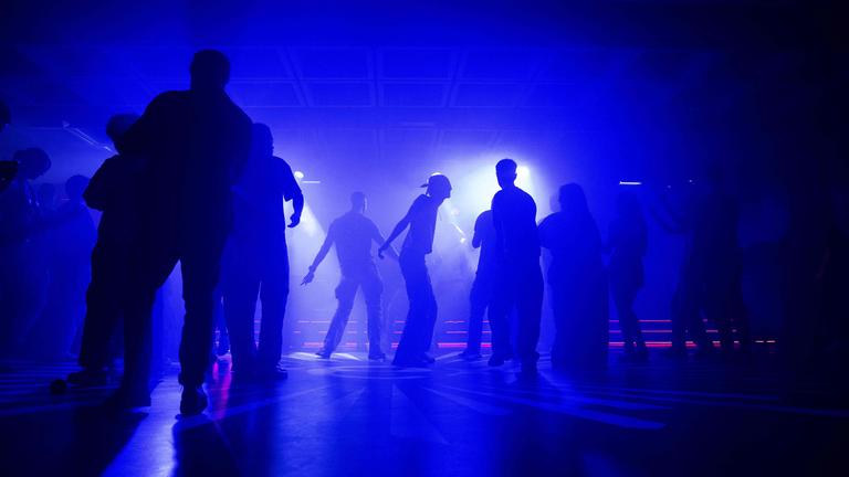 Clubbesucher tanzen am 07.03.2025 im Rex Club in Paris zu Technomusik. 