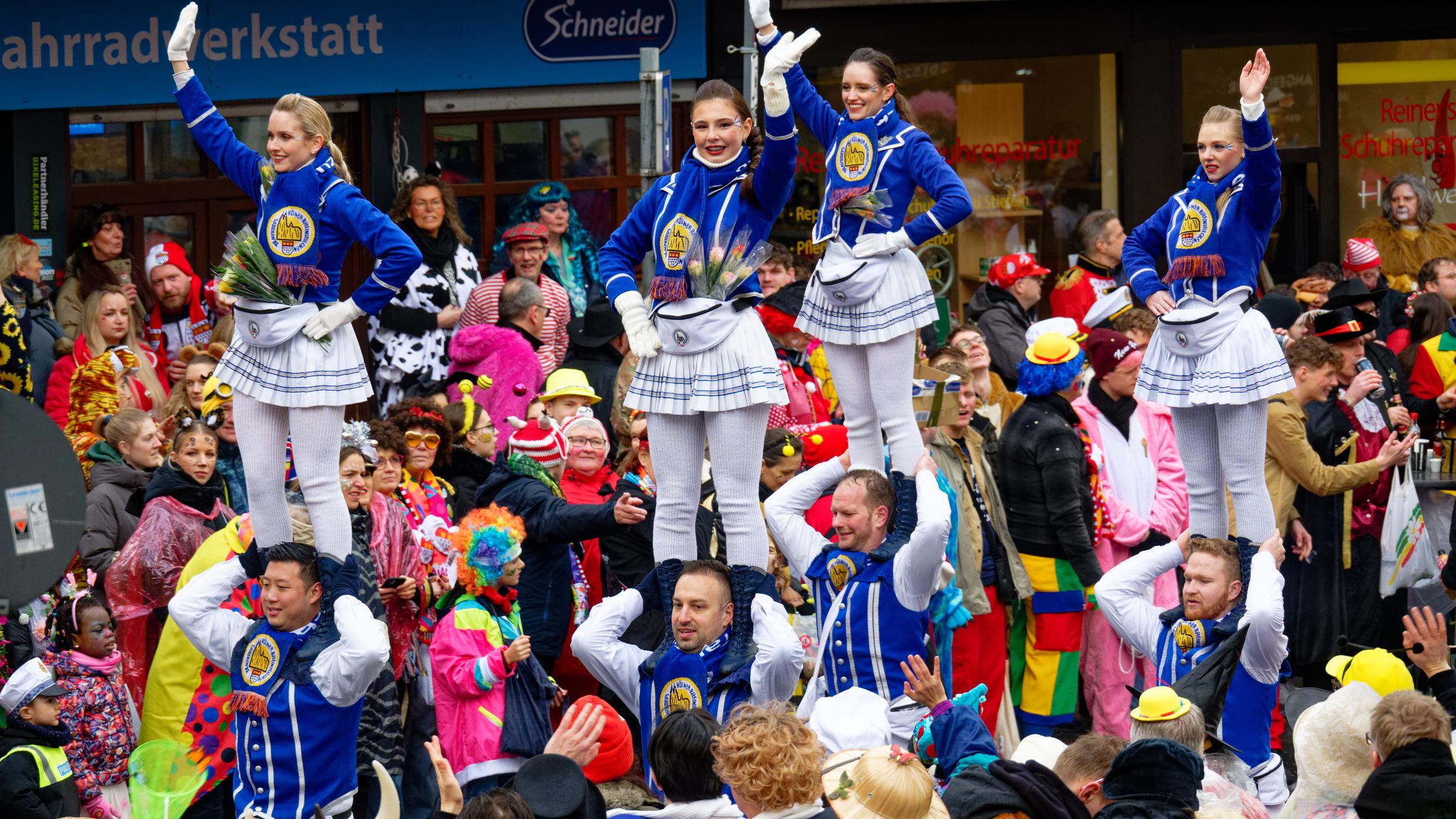 Eine Tanzgruppe tanzt beim Rosenmontagszug in Köln.