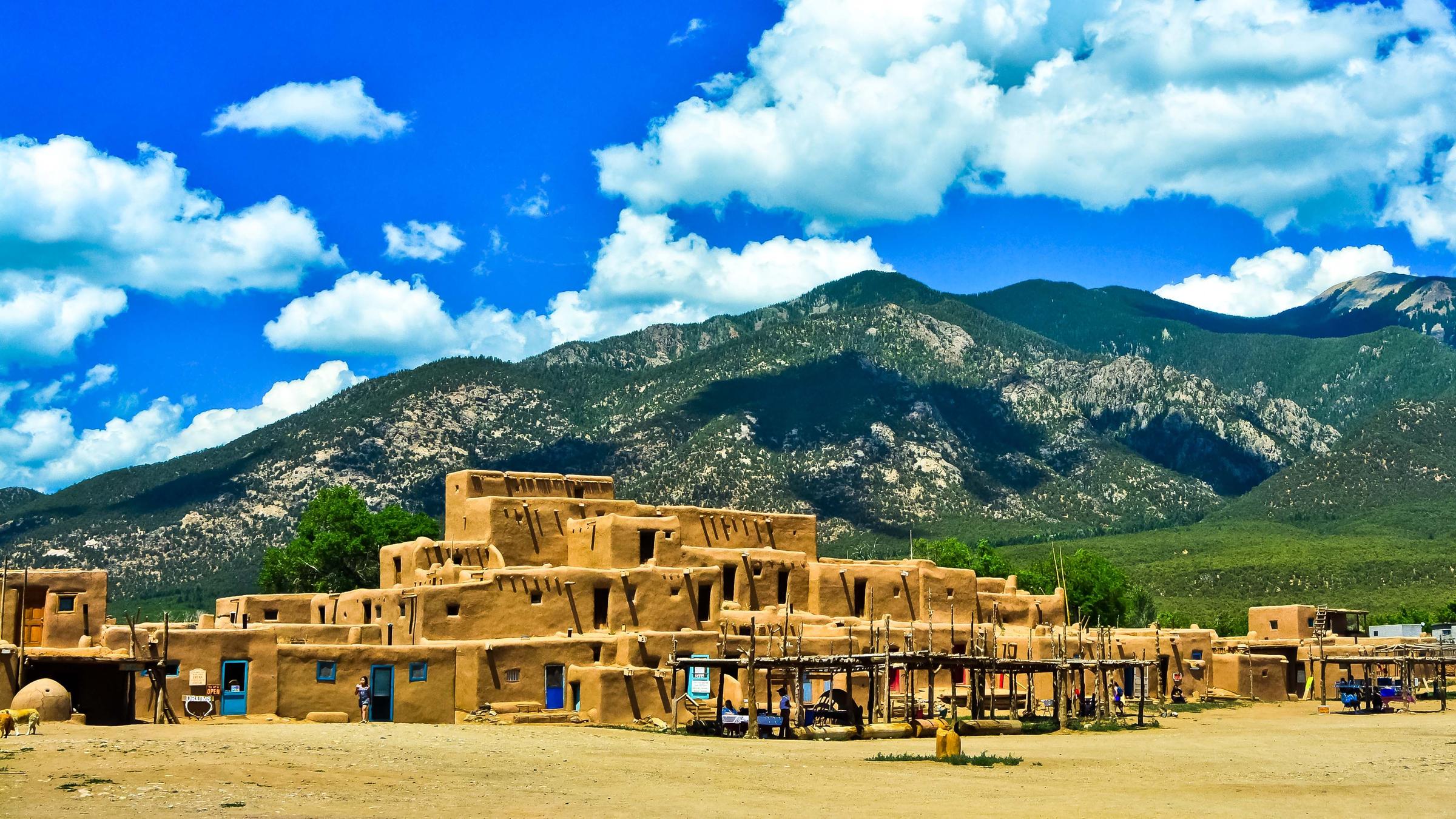 Eine Luftaufnahme des traditionellen Pueblos der Tewa-Ureinwohner in Taos, New Mexico