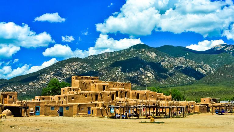 Eine Luftaufnahme des traditionellen Pueblos der Tewa-Ureinwohner in Taos, New Mexico