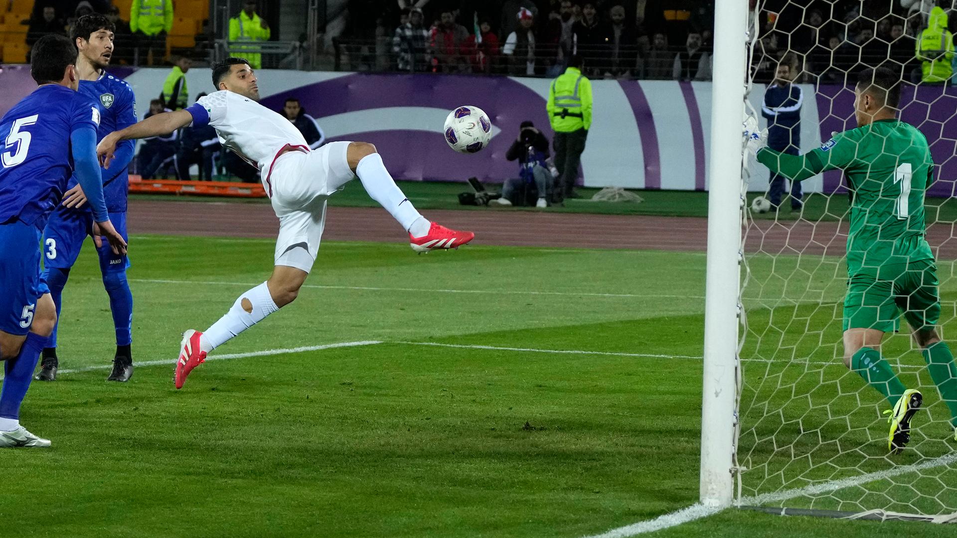Der Iraner Mehdi Taremi schießt im WM-Qualifikationsspiel gegen Usbekistan das zweite Tor.