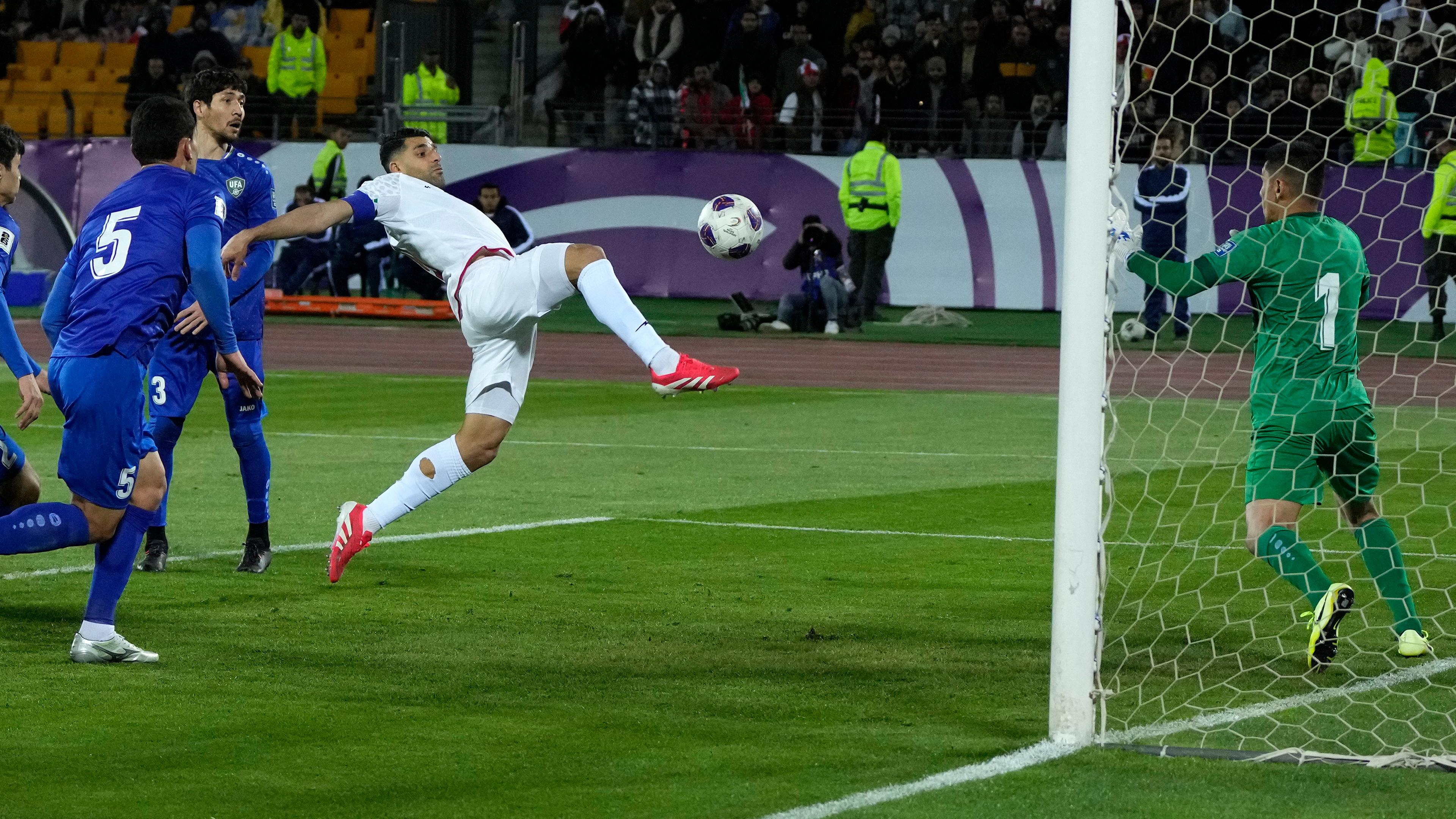 Der Iraner Mehdi Taremi schießt im WM-Qualifikationsspiel gegen Usbekistan das zweite Tor.