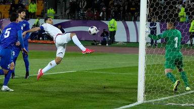 Der Iraner Mehdi Taremi schießt im WM-Qualifikationsspiel gegen Usbekistan das zweite Tor.
