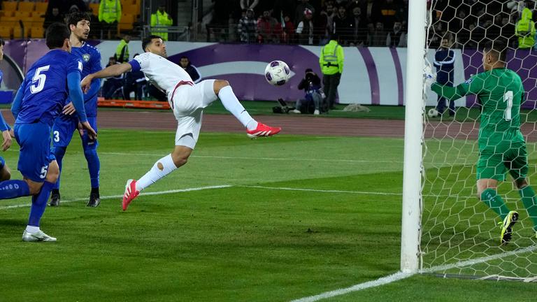 Der Iraner Mehdi Taremi schießt im WM-Qualifikationsspiel gegen Usbekistan das zweite Tor.