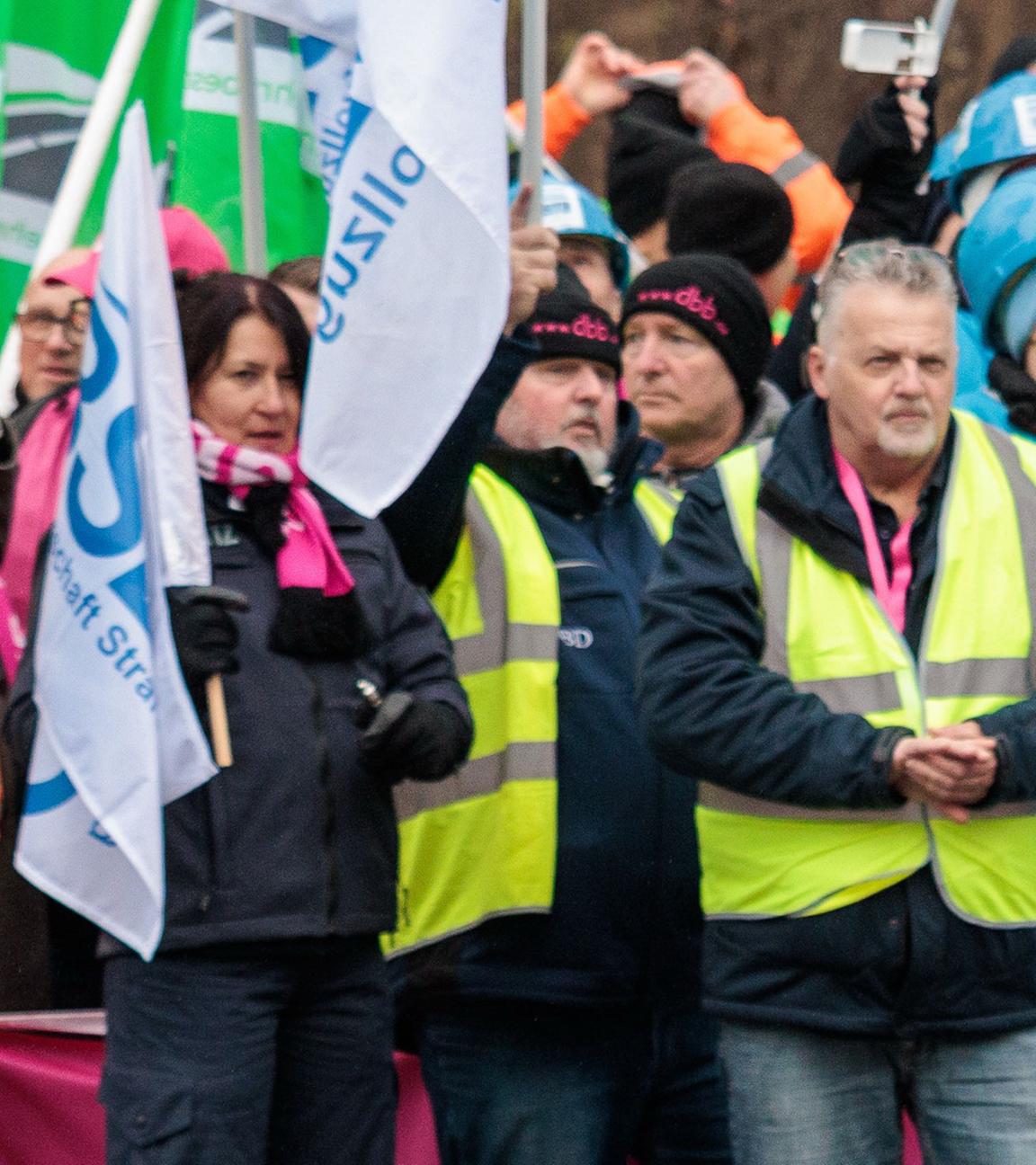 Gewerkschafter demonstrieren zu dem Beginn der Tarifrunde für Lehrkräfte, Polizei und andere Länderbeschäftigte.