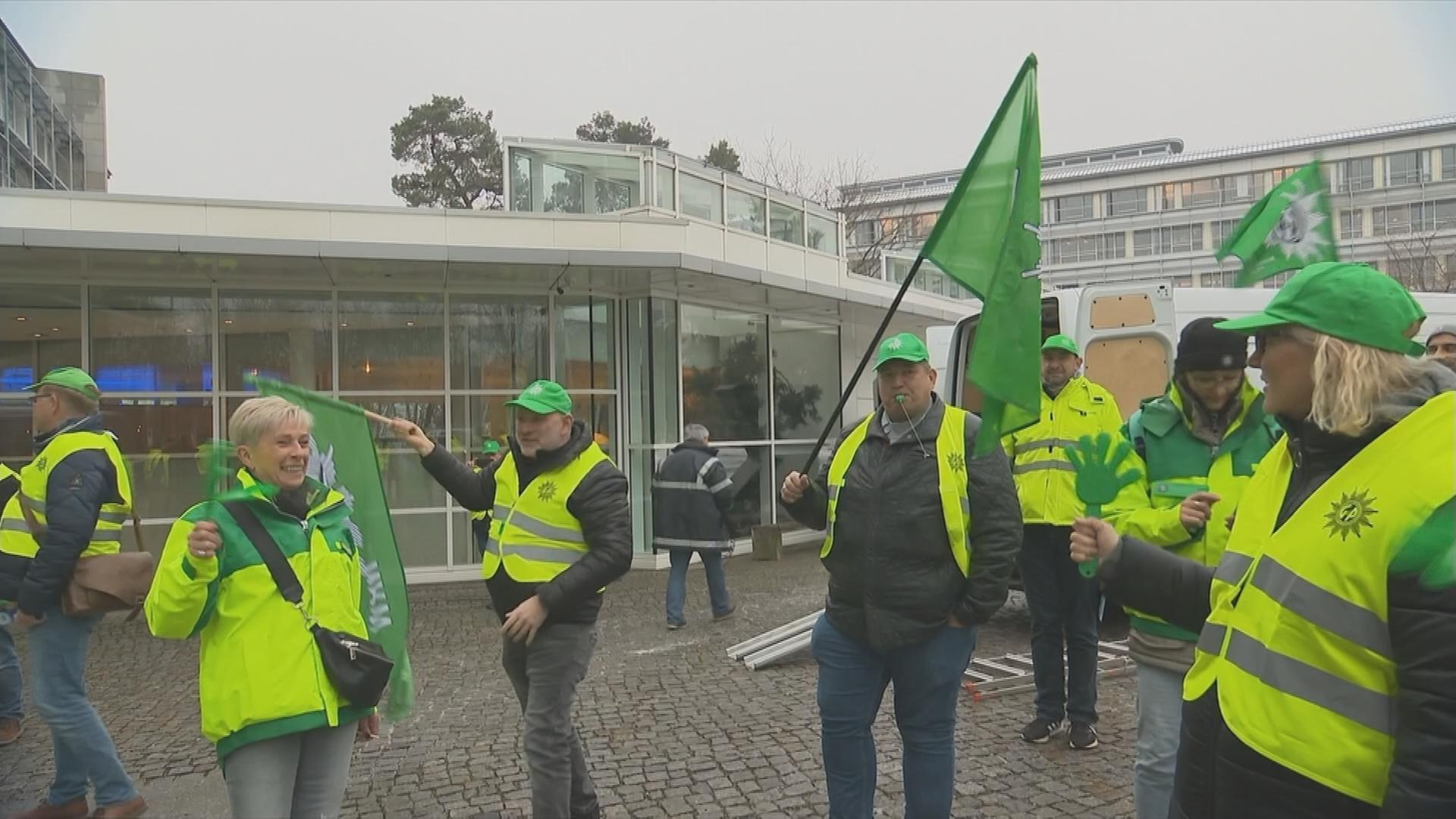 Auf dem Bild sieht man Menschen die demonstrieren.