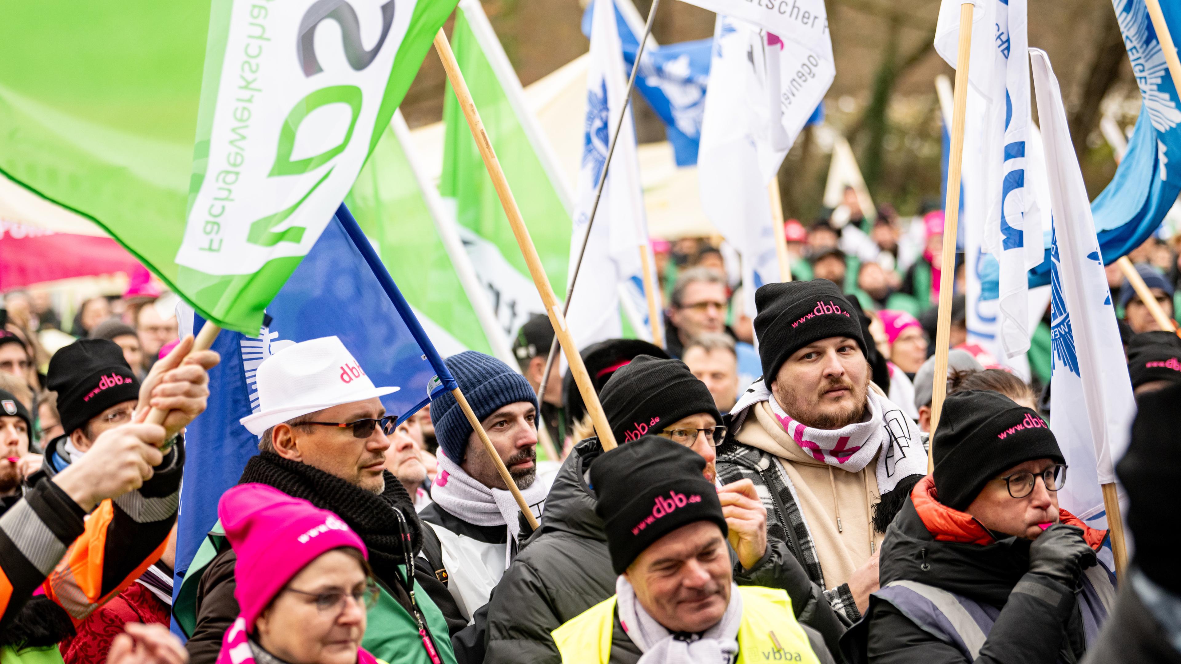 Mitglieder der dbb, GDL und der DPolG bei einer Solidaritäts-Kundgebung