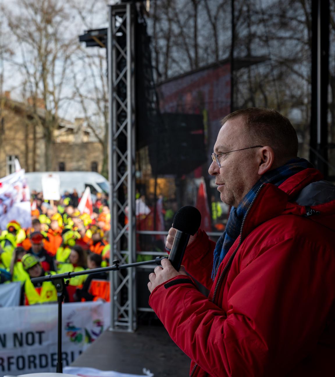 11.02.2026, Brandenburg, Potsdam: Frank Werneke, Vorsitzender der Vereinten Dienstleistungsgewerkschaft verdi, spricht während einer Demonstration Am Luftschiffhafen vor Beginn der Dritten Runde der Tarifverhandlungen für den öffentlichen Dienst der Länder im nahegelegenen Kongress-Hotel am Templiner See.