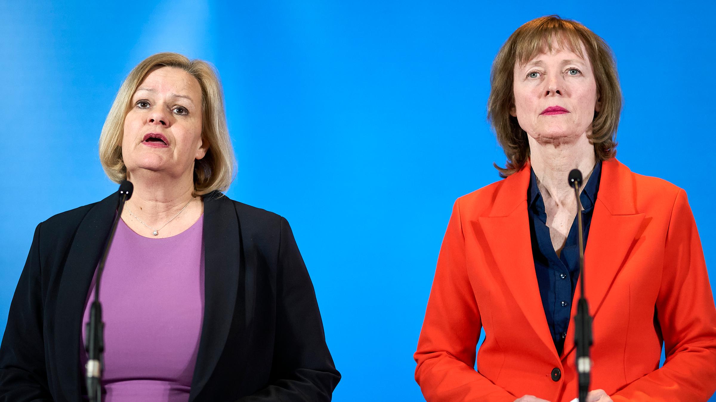 Nancy Faeser (SPD, l), Bundesinnenministerin, und Karin Welge, Verhandlungsführerin Vereinigung der kommunalen Arbeitgeberverbände (VKA)