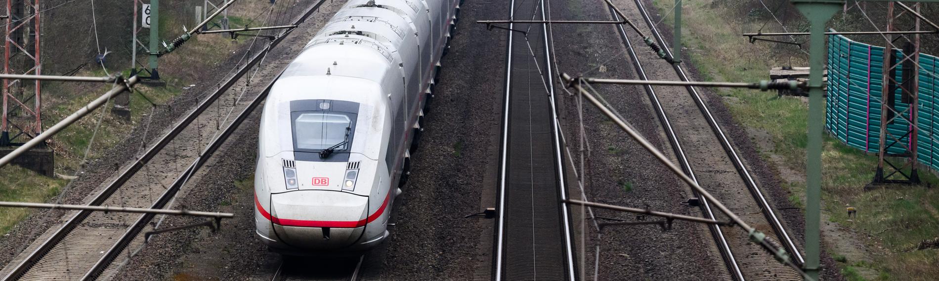 Niedersachsen, Eschede: Ein ICE fährt auf der Bahntrasse zwischen Hannover und Hamburg. 