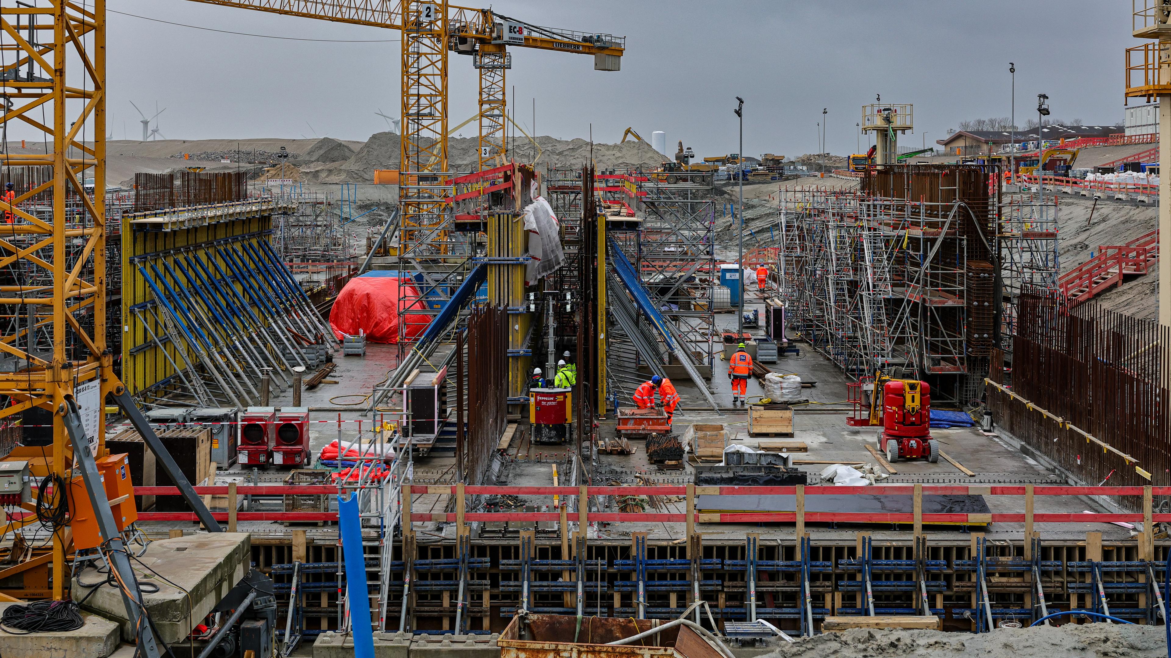 PRODUKTION - 24.01.2024, Schleswig-Holstein, Puttgarden: Blick auf die Bauarbeiten auf der Ostseetunnel-Baustelle in Puttgarden auf der Insel Fehmarn.