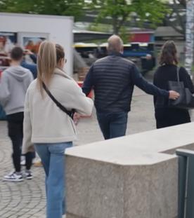 Mann probiert etwas aus einer Tasche zu klauen